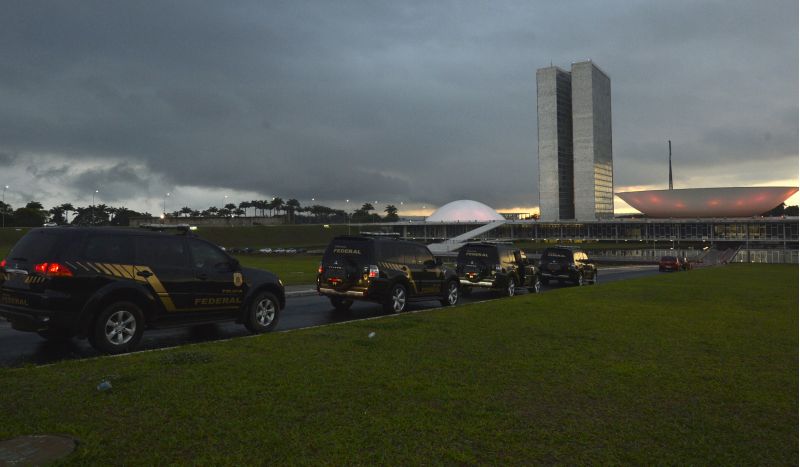 Agentes da Policia Federal chegam para cumprir mandado de busca e apreeensão, após a deflagrar a Operação Metis, em 2016