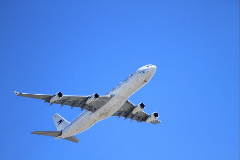 avião no céu azul