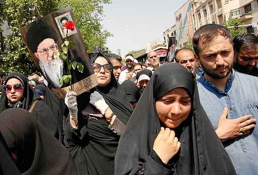 Manifestantes pró-regime exibem retratos do líder religioso supremo, Ali Khamenei, em Teerã: tensão em escalada com Washington