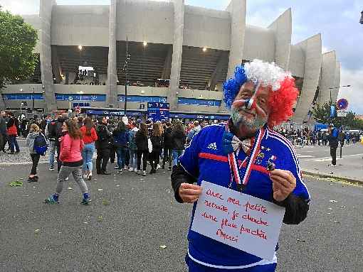 Com ingressos esgotados, o aposentado Christian Saugé fez um apelo às portas do Parc des Princes