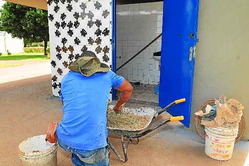 Detento presta serviço em equipamento público: apenas 30% têm contrato para trabalho fora da prisão