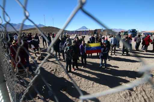 A maioria desses venezuelanos não tem passaporte, o que os impede de entrar no país