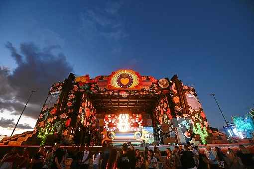 A quinta edição do projeto Na Praia é inspirada no México. Na chegada, os visitantes entram no clima do festival, que traz grandes atrações musicais