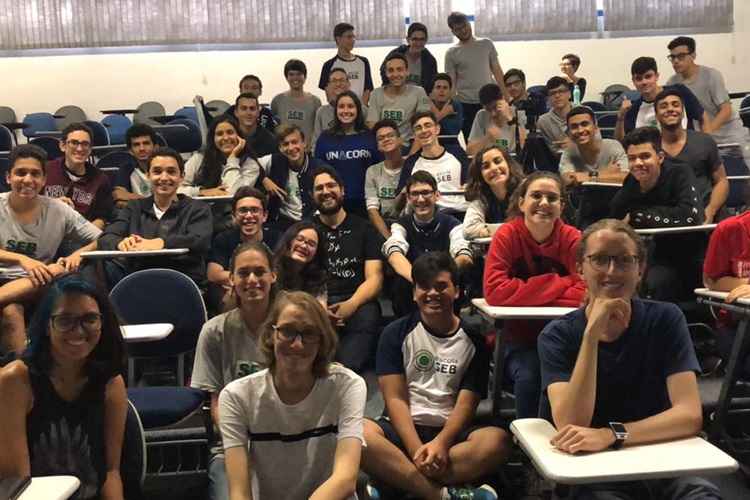 André Barcellos é um dos 50 professores selecionados mundialmente para o EinsteinPlus 2019, um curso de física moderna num dos principais institutos da área, no Canadá. Antes disso, participou de capacitações de peso nos EUA e na Suíça. Apesar de ter um grande nome fora do Brasil, carece de valorização local e precisa de apoio financeiro para conseguir embarcar