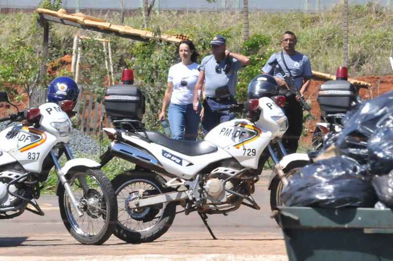 Kátia Rabello, ex-presidente do Banco Rural, toma banho de sol no 19º batalhão de polícia Militar, dentro do complexo Papuda