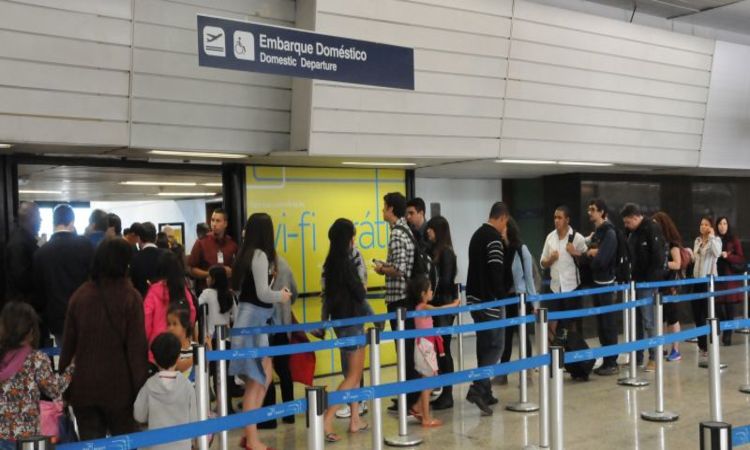 Com custos maiores, companhias reajustam bilhetes de avião e empurram clientes para os ônibus rodoviários. Empresas investem para conquistar consumidores