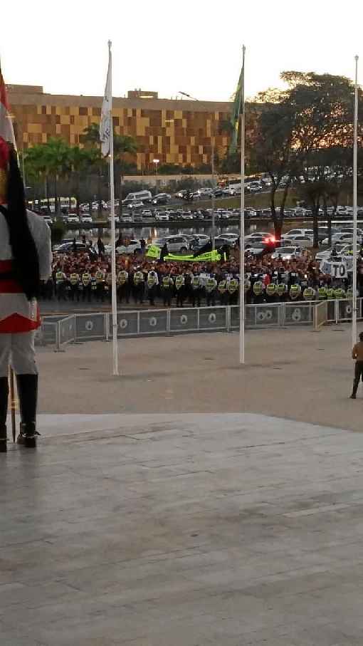 A manifestação começou em frente ao Congresso e depois seguiu para o Palácio do Planalto