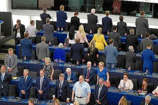 Os eurodeputados britânicos eleitos pelo Partido do Brexit dão as costas ao plenário durante a execução do hino informal da UE: convivência tensa