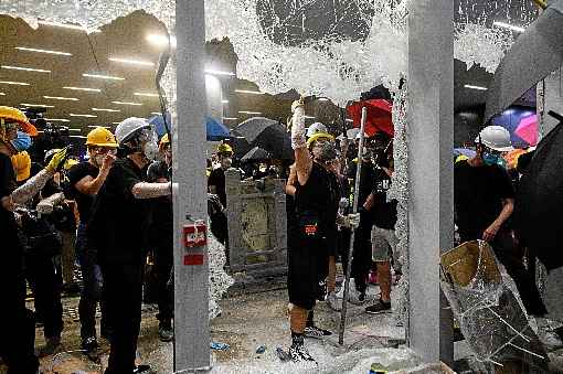 Manifestantes quebram vidraças do Parlamento: radicalização