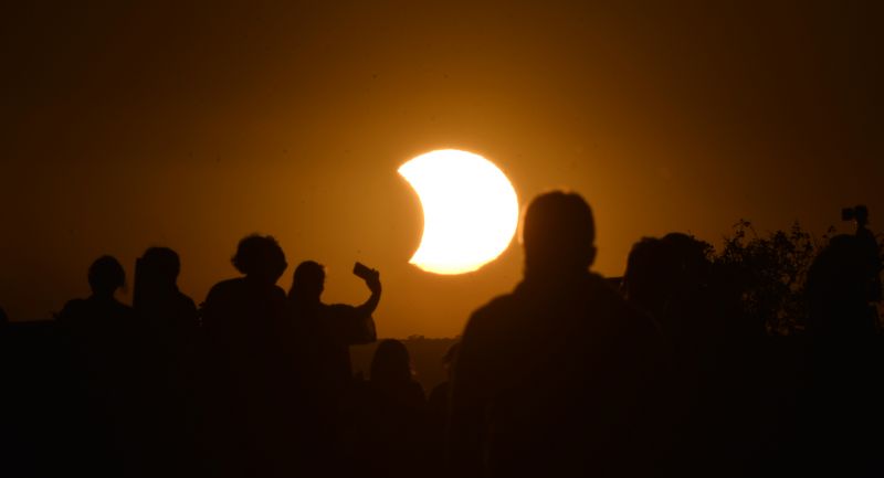 Centenas de brasilienses assistiram ao fenômeno ontem. Na Praça do Cruzeiro, foi possível enxergar a Lua encobrir o Sol em posição privilegiada