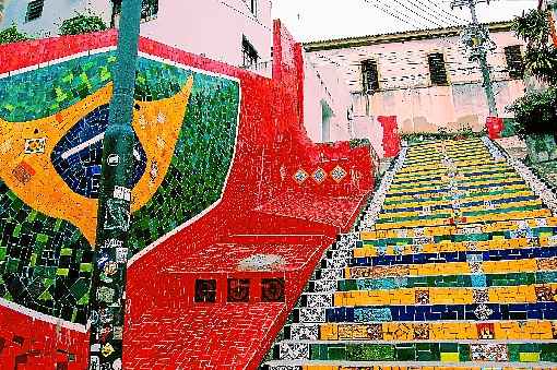 Construções arquitetônicas que se repetem desde a Antiguidade, as escadas se tornaram obras de arte a céu aberto em cidades pelo mundo. Elas são de diversas formas, tamanhos e alturas