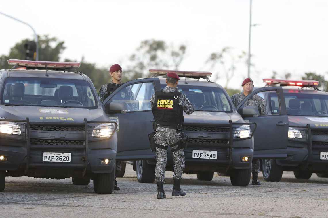 carros e agentes da força nacional