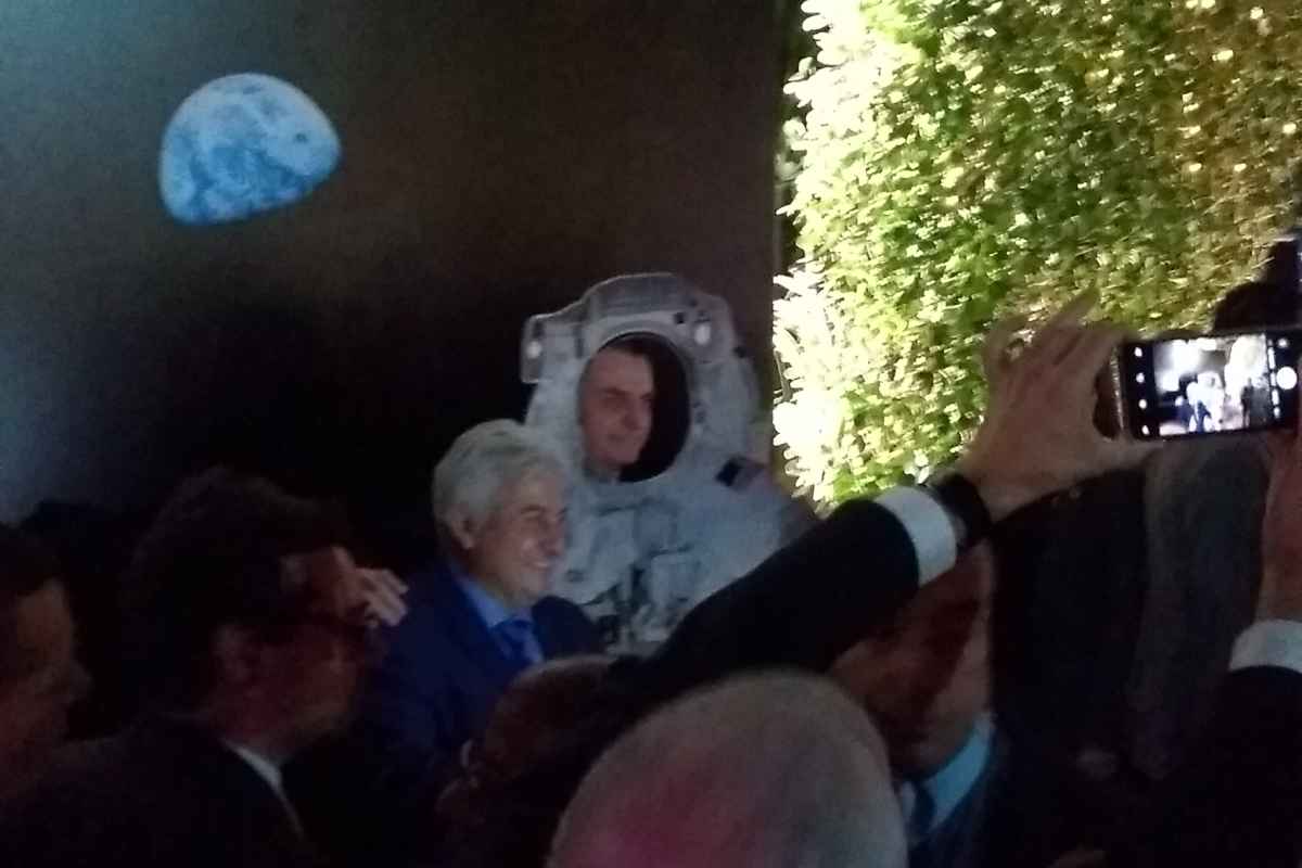 Descontraído, Bolsonaro posou como astronauta em painel montando na embaixada americana