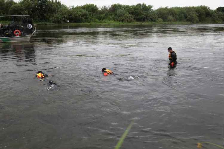 Mergulhadores vasculham leito do Rio Grande, onde a correnteza é considerada perigosa: menina estava presa à mãe e envolta em uma manta