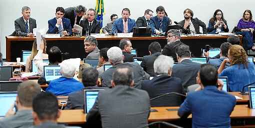 A sessão de ontem demorou a começar e avançou pela noite: novo parecer deve ser votado hoje, e a expectativa é que seja encaminhado ao plenário na semana que vem