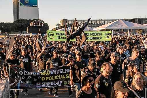 Protesto de policiais, na terça-feira: pressão levou chefe do governo a interferir na tramitação da reforma