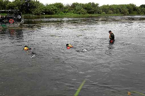 Mergulhadores vasculham leito do Rio Grande, onde a correnteza é considerada perigosa: menina estava presa à mãe e envolta em uma manta