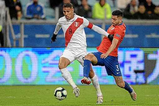 O atacante Paolo Guerrero marcou o terceiro gol peruano na surpreendente vitória na Arena do Grêmio