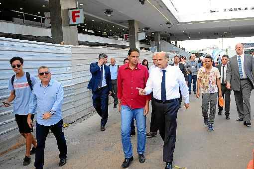 O governador em exercício, Pacco Bitto, visitou ontem a Rodoviária: corrida para concluir as obras no prazo