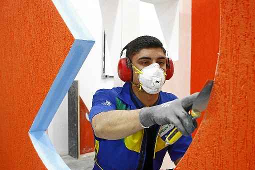 Luan Silva viu no curso uma oportunidade de melhorar as condições de vida da família e virou referência entre os estudantes do Senai