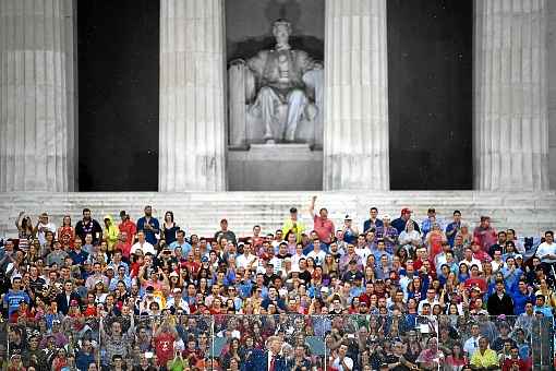 Protegido pelo vidro blindado e aos pés de Abraham Lincoln, Donald Trump profere o discurso durante o polêmico evento 