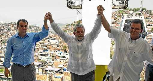 Sérgio Cabral, Lula e Eduardo Paes durante inauguração de teleférico no Complexo do Alemão: antigos parceiros refutam acusações do ex-governador