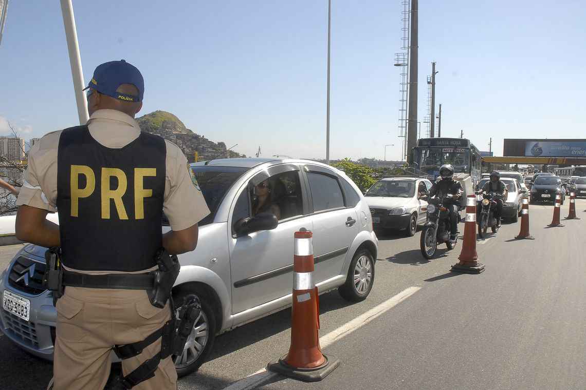 O motorista informou aos policiais que trazia a droga de São Paulo, a entregaria em uma comunidade na zona norte da cidade e receberia R$ 5 mil pelo transporte