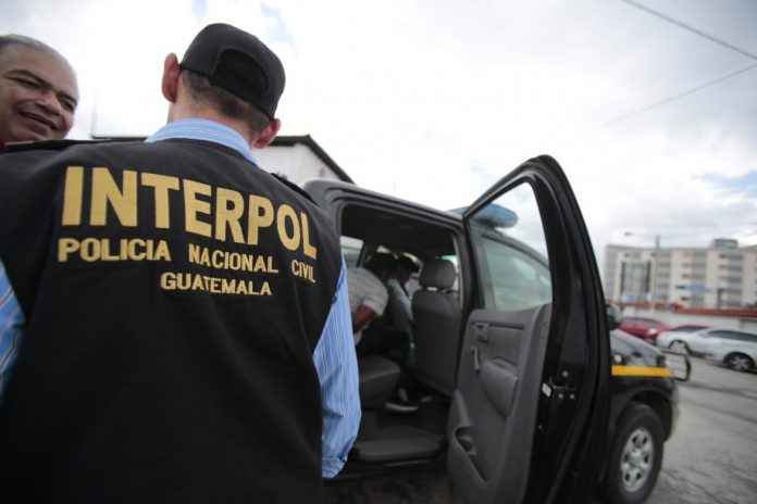 Os irmãos foram entregues a oficiais da Interpol no Aeroporto La Aurora da Cidade da Guatemala com base em um alerta vermelho de detenção