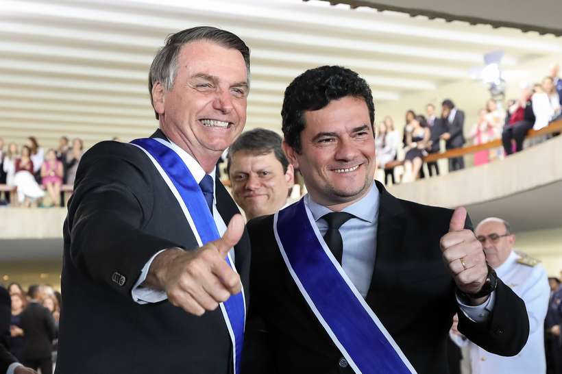 bolsonaro e moro abraçados fazendo sinal de positivo