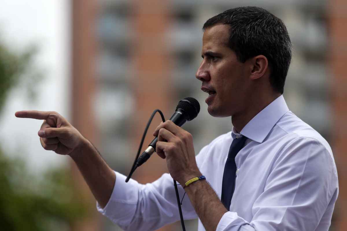 Juan Guaidó fala em um microfone