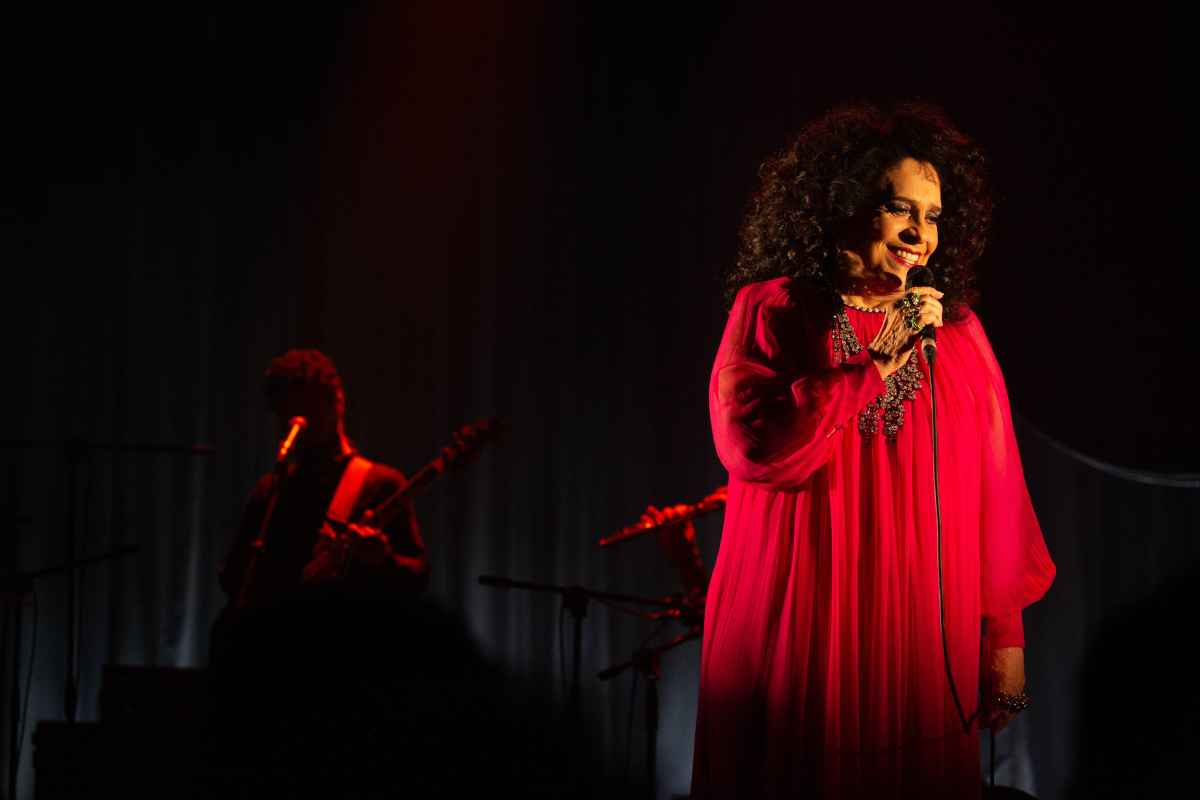 A cantora baiana chega a Brasília com apresentação que traz músicas de novos compositores, além de ritmos dançantes. Os clássicos, claro, também estão presente no repertório