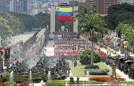 Desfile militar celebra o Dia da Independência da Venezuela, no Paseo Los Próceres, onde o corpo do ex-presidente Hugo Chávez foi velado em 2013