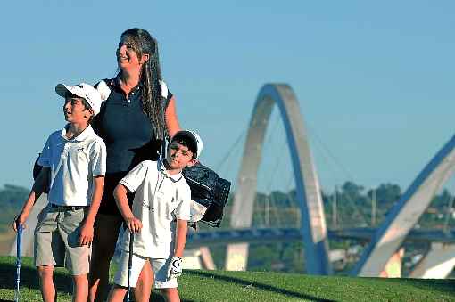 Caroline Versiani com os filhos Henrique e Arthur: a família descobriu o esporte no clube