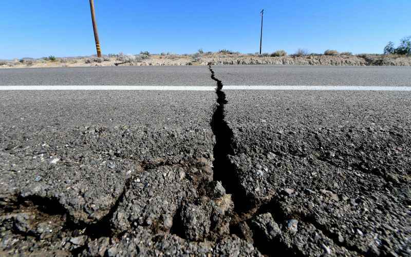 O tremor violento também provocou rupturas em aquedutos centrais e derrubou a energia e as comunicações em parte de Ridgecrest