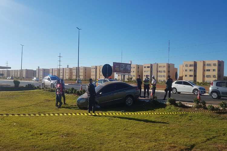 Após ser atingido, motorista perdeu controle do veículo e atravessou o canteiro central da pista