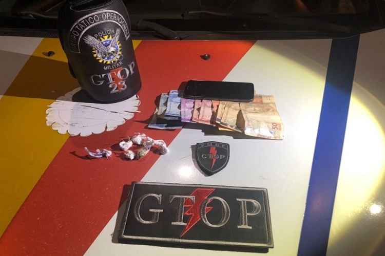 Policiais flagram venda de maconha dentro de carro parado na 704 Norte