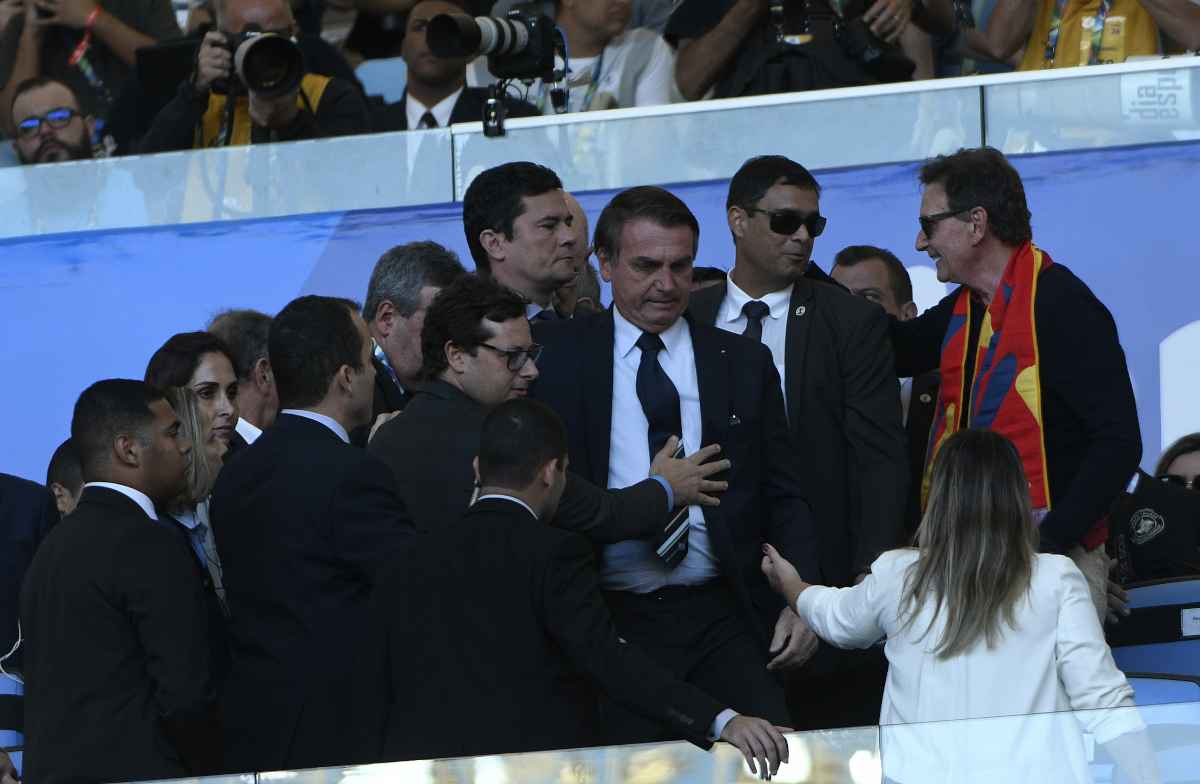 Bolsonaro vira meme ao quase cair durante comemoração de 