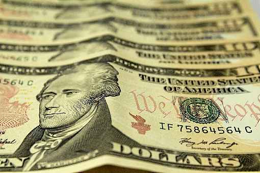 Cenários interno e externo mais calmos derrubam a cotação do dólar para R$ 3,81. Queda de 0,24%