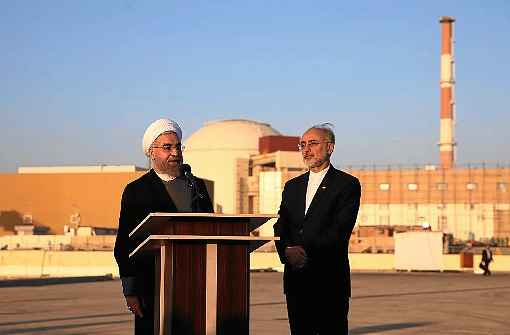 Hassan Rouhani (E) na usina de Bushehr, em 2015, com Ali Akbar Salehi, chefe do programa nuclear iraniano