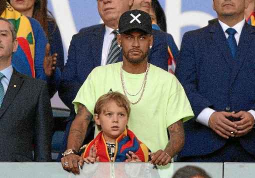 Acompanhado do filho, Davi Lucca, o atacante Neymar foi ao Maracanã, no domingo, assistir ao jogo da Seleção Brasileira