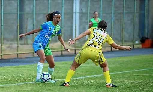 Camisa 10 da equipe, a meia-atacante Milena Barreto comemorou a oportunidade de competir na cidade natal