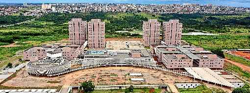 Construído à margem da Avenida Elmo Serejo, o complexo de edifício está pronto desde dezembro de 2014