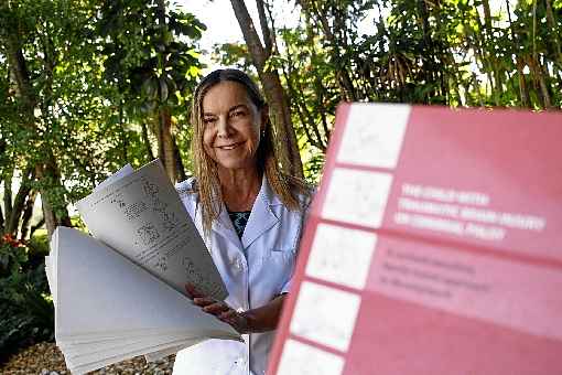 Lúcia mostra trabalho datilografado na década de 1980 que deu origem a livro sobre reabilitação de crianças com paralisia cerebral