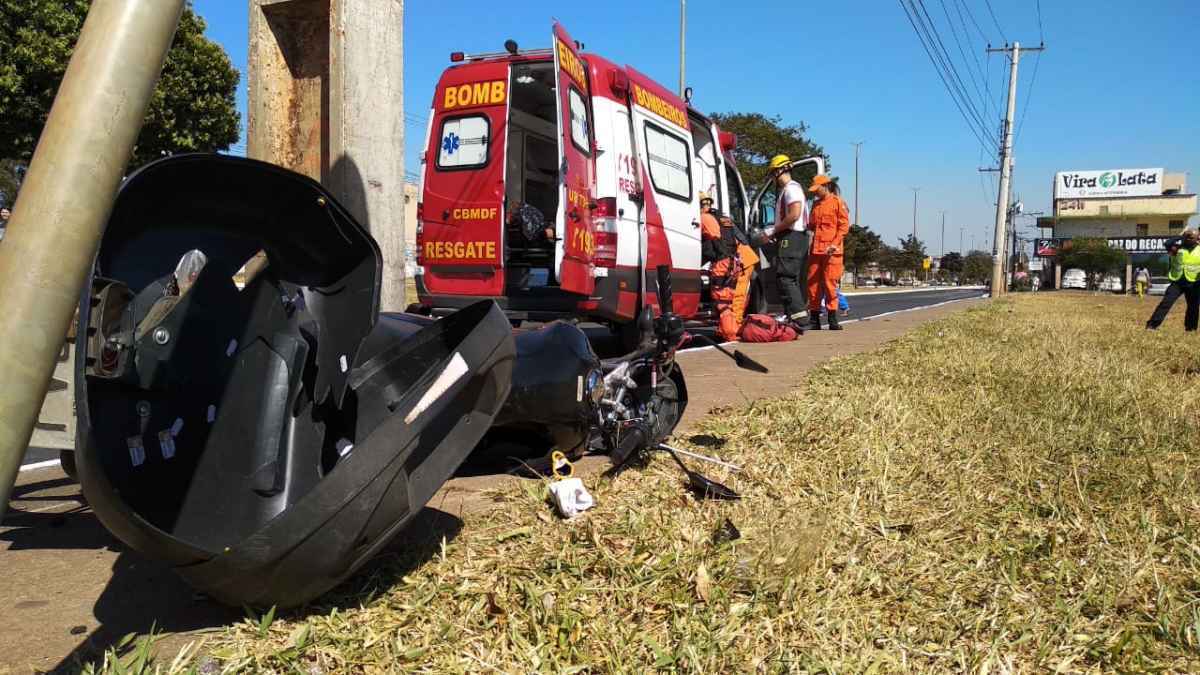 Antes de colidir com o porte, o motociclista bateu em um carro