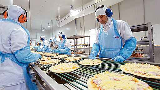 Linha de produção da maior fábrica de pizzas do Brasil, da BRF, em Ponta Grossa, no Paraná, de onde saem cerca de 6 mil pizzas por hora