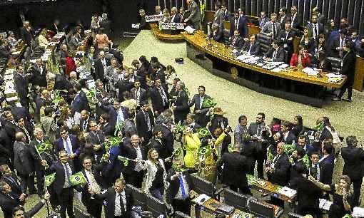 O plenário ficou cheio para apreciar a proposta que muda as regras de aposentadoria: presença de 510 dos 513 deputados