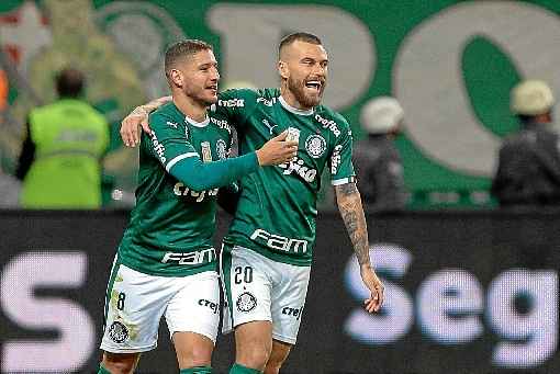 Ainda no primeiro tempo, Zé Rafael (E) fez o gol da vitória alviverde