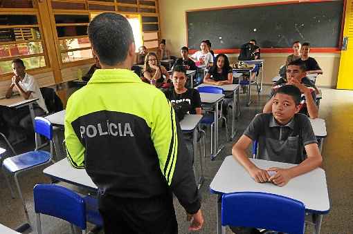 Policial militar em sala de aula e ensinamentos sobre postura durante a execução do Hino Nacional: resultado positivo e polêmicas