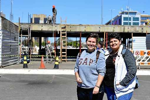 As estudantes Eduarda Teles e Ariane Arantes reclamaram da falta de sinalização das obras