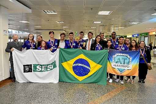 Estudantes e técnicos desembarcaram em Brasília ontem: primeiro lugar na categoria de Estratégia e Inovação e segundo no Desafio da Mesa, com robô autônomo